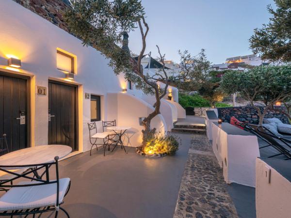 Pearl of Caldera Oia - Boutique Hotel by Pearl Hotel Collection : photo 9 de la chambre chambre double supérieure avec jacuzzi extérieur - vue sur caldeira