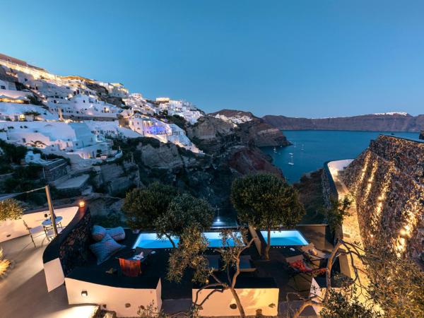 Pearl of Caldera Oia - Boutique Hotel by Pearl Hotel Collection : photo 10 de la chambre chambre double supérieure avec jacuzzi extérieur - vue sur caldeira