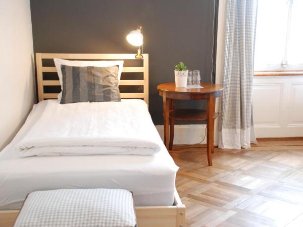 The Bed + Breakfast : photo 2 de la chambre chambre quadruple avec salle de bains commune
