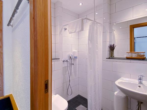 GRAND your home with common kitchens with self check-in : photo 1 de la chambre chambre familiale avec salle de bains privative