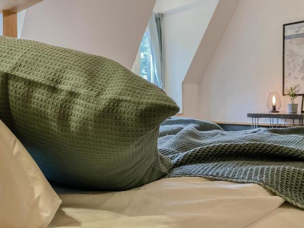 GRAND your home with common kitchens with self check-in : photo 9 de la chambre chambre triple avec salle de bains