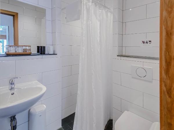 GRAND your home with common kitchens with self check-in : photo 9 de la chambre chambre triple avec salle de bains