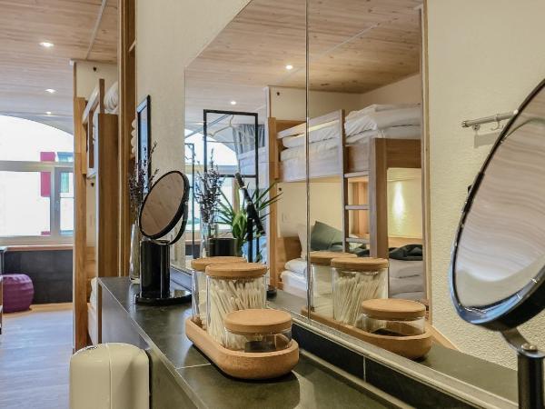 GRAND your home with common kitchens with self check-in : photo 10 de la chambre chambre familiale avec salle de bains privative