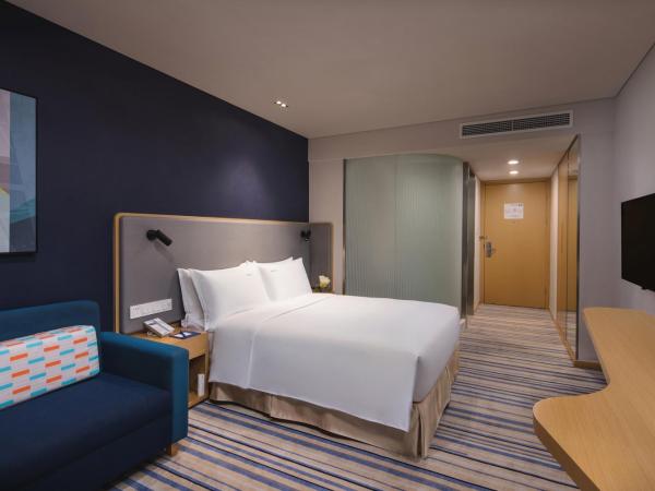 Holiday Inn Express Wuxi Taihu New City, an IHG Hotel : photo 1 de la chambre chambre lit queen-size standard - vue sur ville