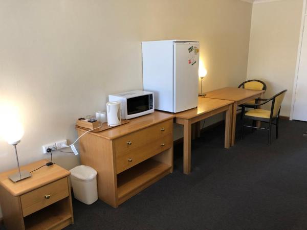 Canberra Lyneham Motor Inn : photo 2 de la chambre chambre lit queen-size 
