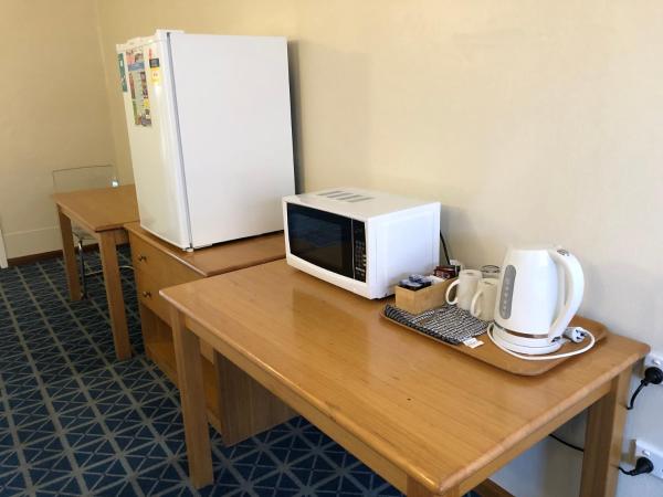 Canberra Lyneham Motor Inn : photo 4 de la chambre chambre lit queen-size 
