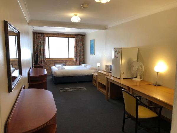 Canberra Lyneham Motor Inn : photo 6 de la chambre chambre lit queen-size 