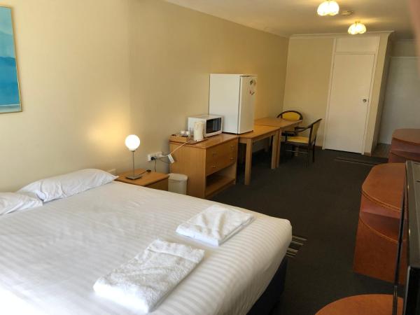 Canberra Lyneham Motor Inn : photo 9 de la chambre chambre lit queen-size 