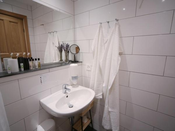 GRAND your home with common kitchens with self check-in : photo 10 de la chambre chambre triple avec salle de bains