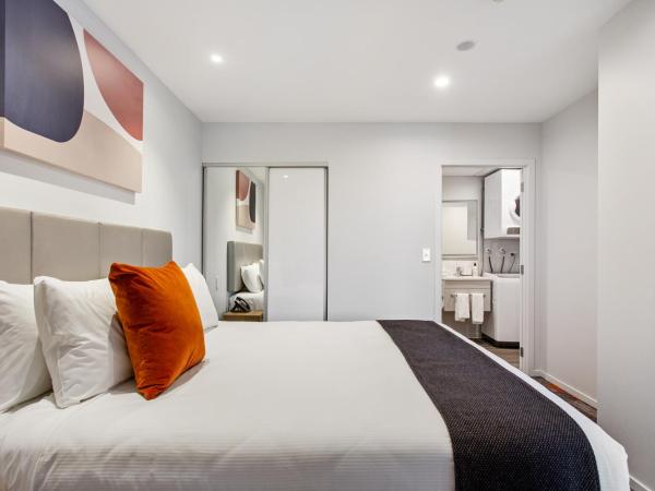 Ramada by Wyndham Newmarket Auckland : photo 6 de la chambre appartement 1 chambre lit king-size avec kitchenette - ne donne pas sur autoroute