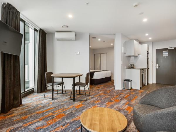 Ramada by Wyndham Newmarket Auckland : photo 3 de la chambre appartement 1 chambre lit king-size avec kitchenette - ne donne pas sur autoroute