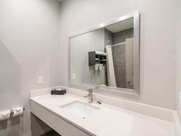 Americas Best Value Inn & Suites Northeast Houston I-610 : photo 4 de la chambre 2 queen beds suite kitchen
