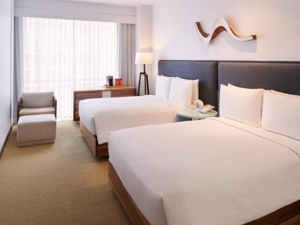 Hyatt Centric Waikiki Beach : photo 1 de la chambre chambre avec 2 lits queen-size et douche accessible aux personnes à mobilité réduite