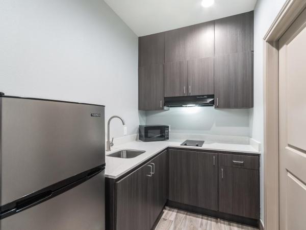 Americas Best Value Inn & Suites Northeast Houston I-610 : photo 3 de la chambre king bed suite with kitchenette