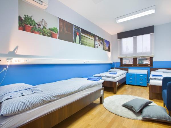 Hostel Bureau : photo 1 de la chambre chambre familiale avec salle de bains commune