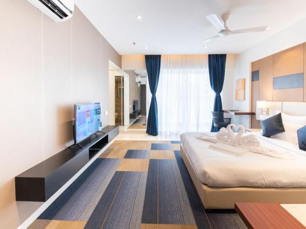 StayBird - B Suite, Business Hotel, Kharadi : photo 8 de la chambre suite de luxe avec balcon
