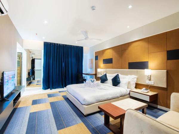 StayBird - B Suite, Business Hotel, Kharadi : photo 1 de la chambre suite de luxe avec balcon