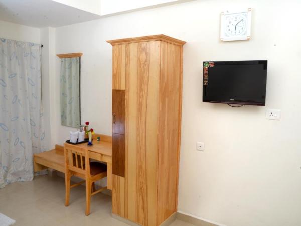 A V Residency : photo 9 de la chambre suite familiale avec douche