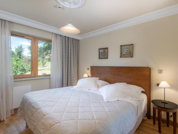 Le Manoir Au Lac : photo 7 de la chambre chambre standard grands bois - vue sur parc/lac