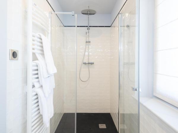 Le Manoir Au Lac : photo 9 de la chambre chambre standard grands bois - vue sur lac