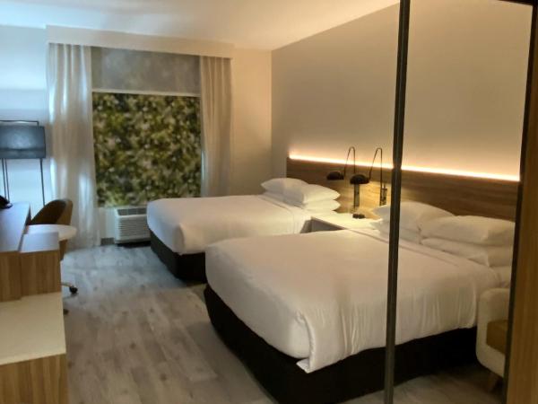 Wyndham Garden Orlando Airport - Free Airport Shuttle : photo 1 de la chambre chambre double deluxe avec 2 lits queen-size - non-fumeurs