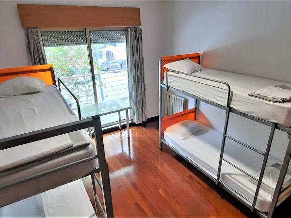 HI Porto - Pousada de Juventude : photo 3 de la chambre chambre quadruple avec salle de bains commune