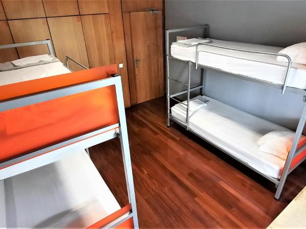 HI Porto - Pousada de Juventude : photo 5 de la chambre chambre quadruple avec salle de bains commune