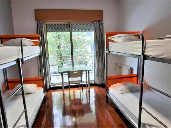 HI Porto - Pousada de Juventude : photo 4 de la chambre chambre quadruple avec salle de bains commune