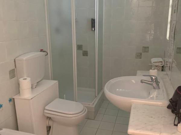 Altrove : photo 5 de la chambre chambre double avec salle de bains privative