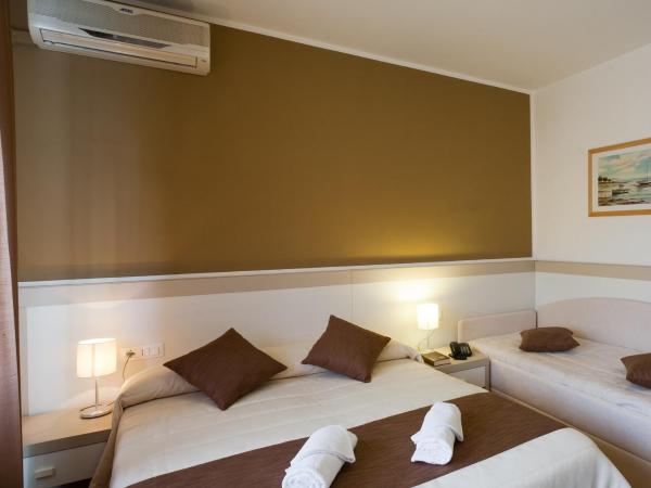 Hotel Canarie : photo 4 de la chambre chambre triple