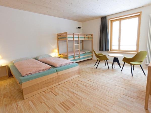 St. Moritz Youth Hostel : photo 1 de la chambre chambre quadruple avec douche