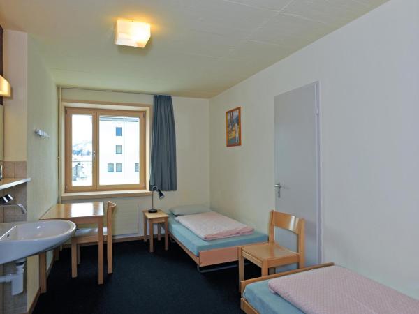 St. Moritz Youth Hostel : photo 1 de la chambre chambre lits jumeaux avec salle de bains commune