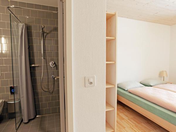 St. Moritz Youth Hostel : photo 4 de la chambre chambre double avec douche