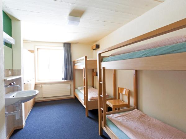 St. Moritz Youth Hostel : photo 1 de la chambre chambre quadruple avec salle de bains commune