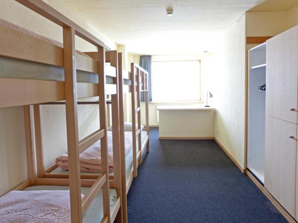 St. Moritz Youth Hostel : photo 3 de la chambre chambre quadruple avec salle de bains commune