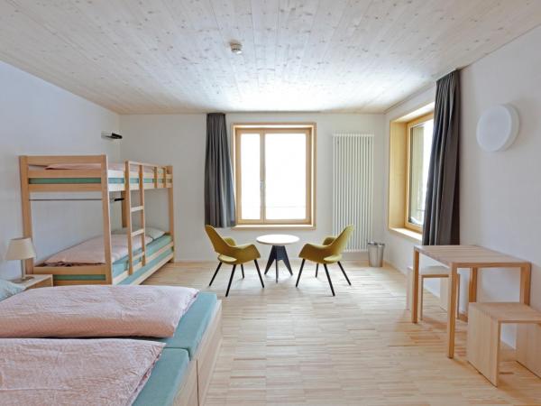 St. Moritz Youth Hostel : photo 1 de la chambre chambre double avec douche