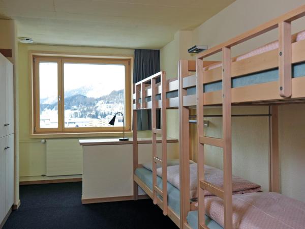 St. Moritz Youth Hostel : photo 2 de la chambre chambre quadruple avec salle de bains commune