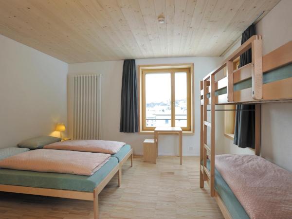 St. Moritz Youth Hostel : photo 3 de la chambre chambre quadruple avec douche