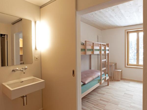 St. Moritz Youth Hostel : photo 4 de la chambre chambre quadruple avec douche