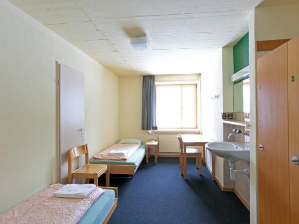 St. Moritz Youth Hostel : photo 3 de la chambre chambre lits jumeaux avec salle de bains commune