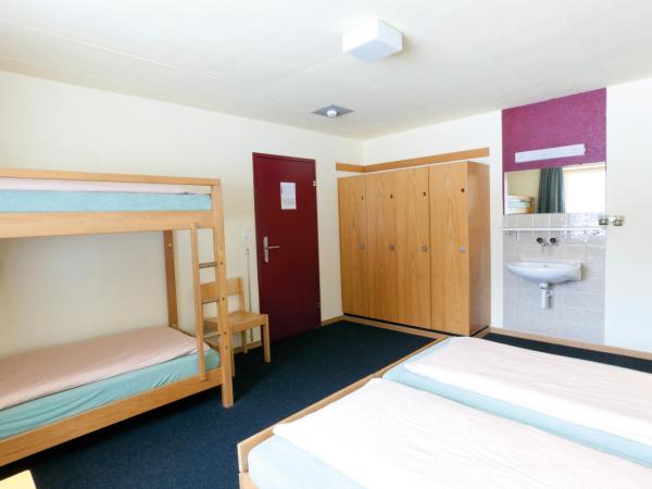 St. Moritz Youth Hostel : photo 4 de la chambre chambre quadruple avec salle de bains commune