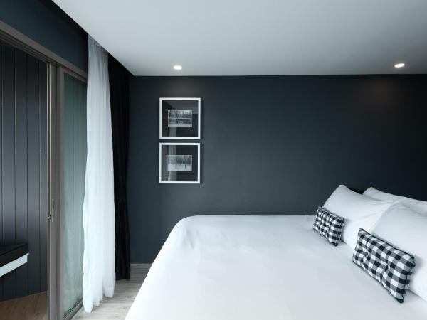 Foto Hotel Phuket Beachfront : photo 3 de la chambre hébergement ozone hall avec balcon