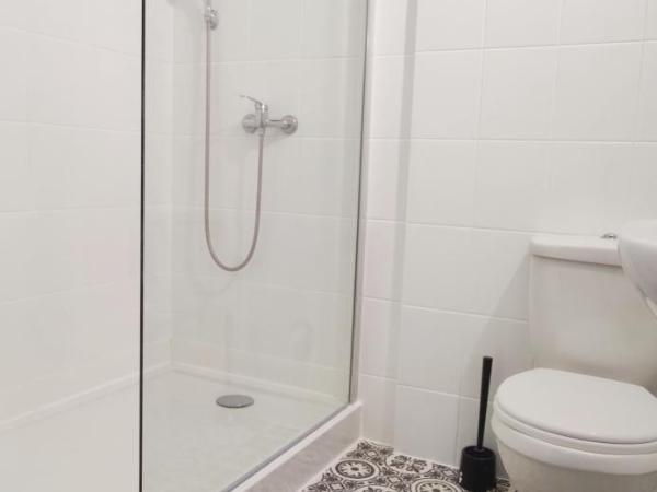 Grey Poznań Pokój z łazienką , Darmowy parking, Zameldowanie Bezobsługowe : photo 7 de la chambre chambre double avec salle de bains privative