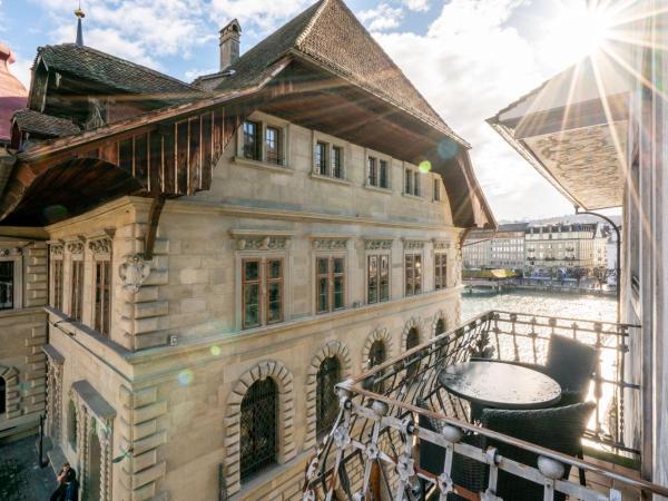 Altstadt Hotel Magic Luzern : photo 4 de la chambre suite cœur de lion avec bain à remous