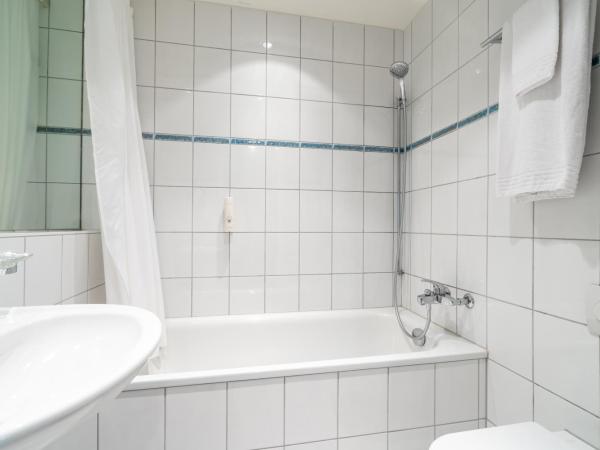 Altstadt Hotel Magic Luzern : photo 10 de la chambre suite cœur de lion avec bain à remous