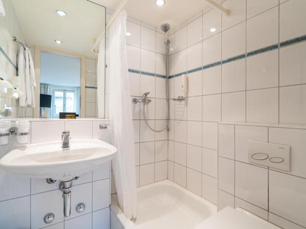 Altstadt Hotel Magic Luzern : photo 2 de la chambre suite lit king-size avec baignoire spa