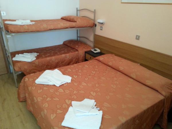 Hotel Sara : photo 1 de la chambre chambre familiale (2 adultes et 2 enfants)