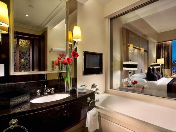 Sofitel Macau At Ponte 16 : photo 4 de la chambre chambre lit king-size de luxe - vue sur rivière