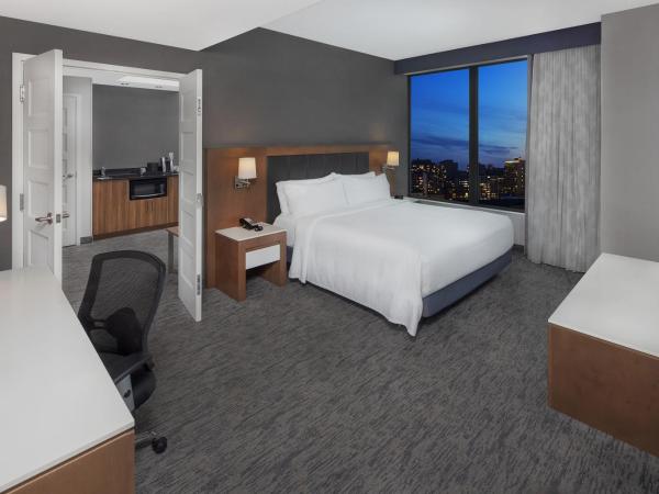 Holiday Inn Hotel & Suites - Montreal Centre-ville Ouest, an IHG Hotel : photo 3 de la chambre suite 1 chambre lit king-size