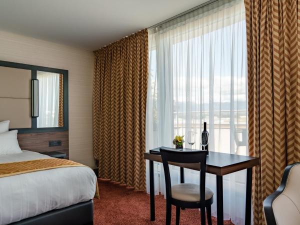 Nash Suites Airport Hotel : photo 2 de la chambre suite avec terrasse 
